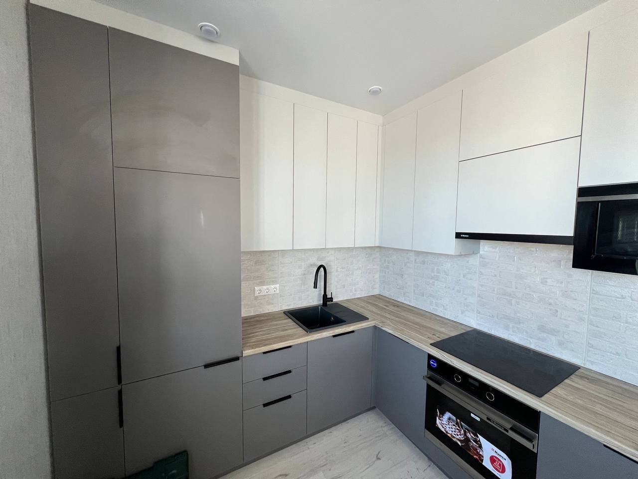 Кухня угловая — Серый глянец, белый и дерево